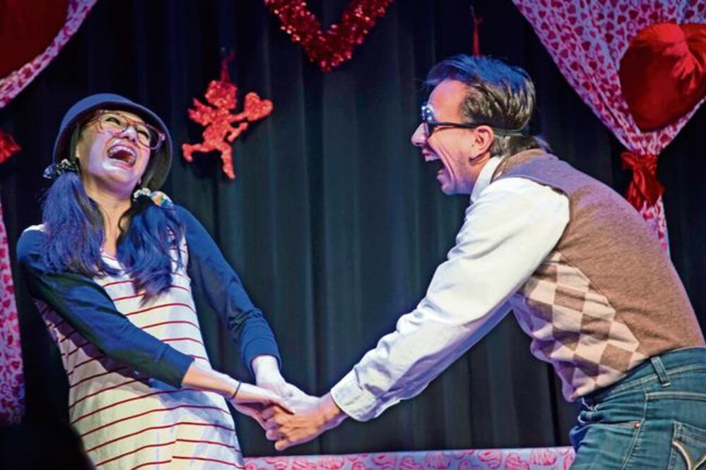 Uno de los sketch es, con personajes estereotipados, tiene como protagonista a una nerd que prueba suerte en una cita a ciegas (FOTOS: DEMIAN CHÁVEZ. EL UNIVERSAL)