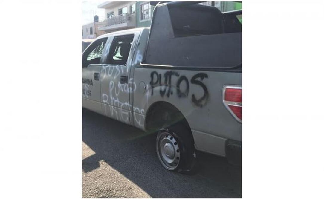 Camionetas de la marina han sido vandalizadas con aerosol. / Foto: Especial