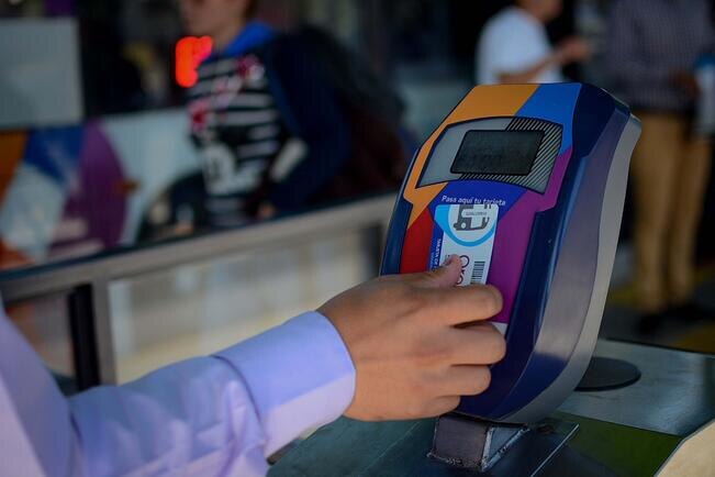 1 de cada 3 usuarios sí usa la tarjeta de prepago para el Qrobús