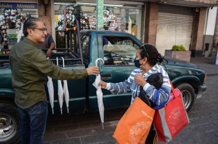 ¡Hubieran avisado! Desarman túnel y regalan sombrillas en Querétaro 