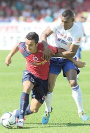 Chuy Corona le tira a Reyna y al árbitro