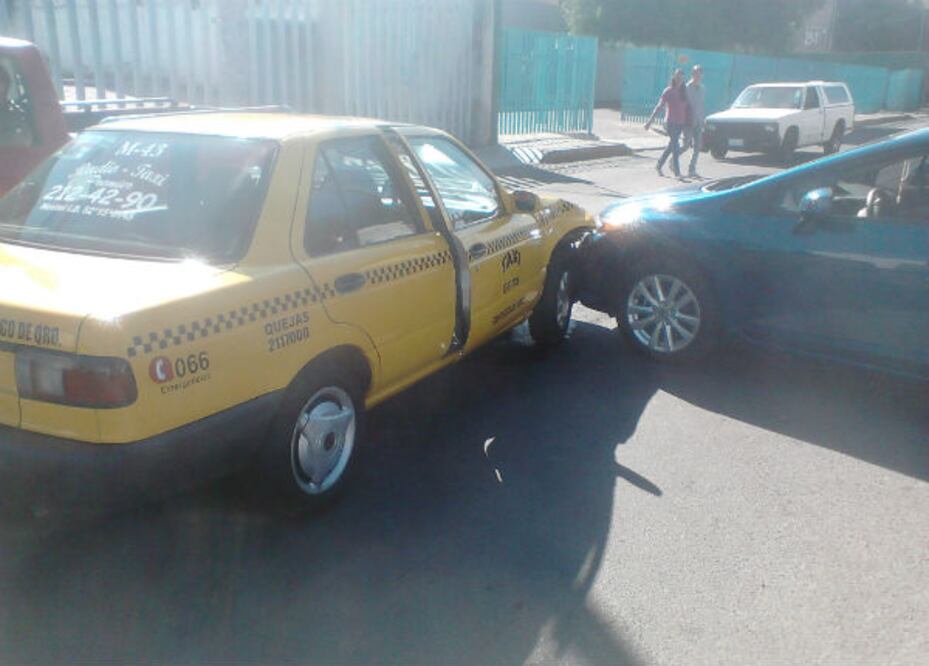 Encontronazo entre particular y taxi.