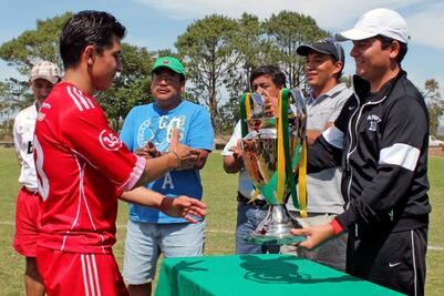 Entregan trofeo al campeón municipal