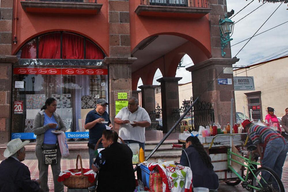 A pesar de la prohibición para operar en el Jardín Independencia, algunos vendedores informales han iniciado actividades (ARCHIVO. EL UNIVERSAL)