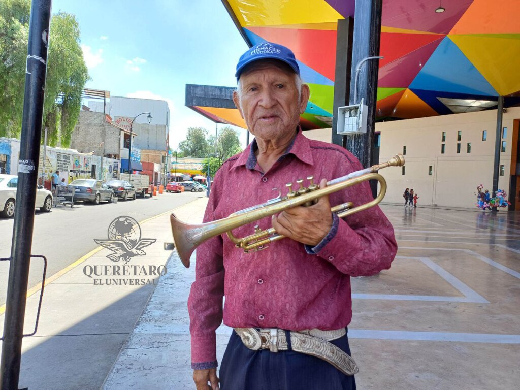 Don Heriberto musicaliza las compras en el mercado de El Tepe