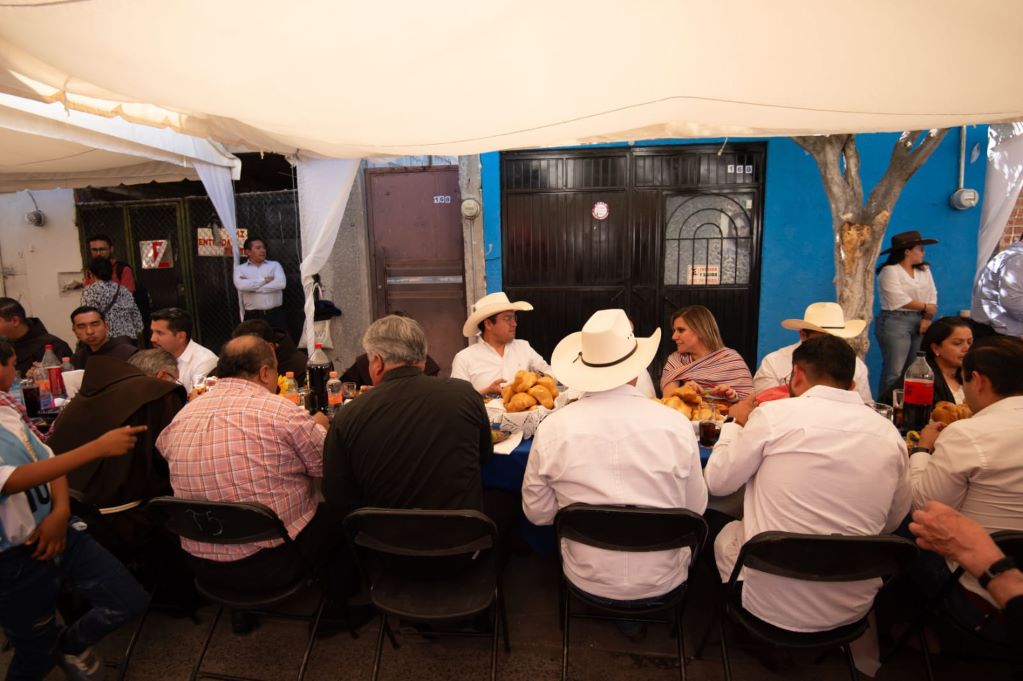Entregan el Tradicional Caldo de Buey en El Pueblito