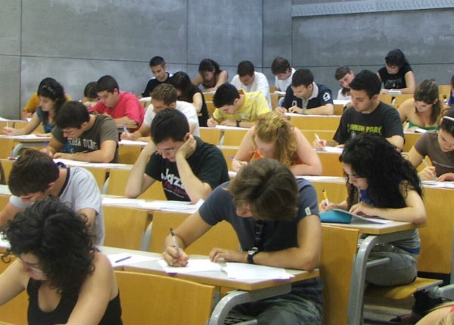 Renuevan programa para becas a jóvenes 