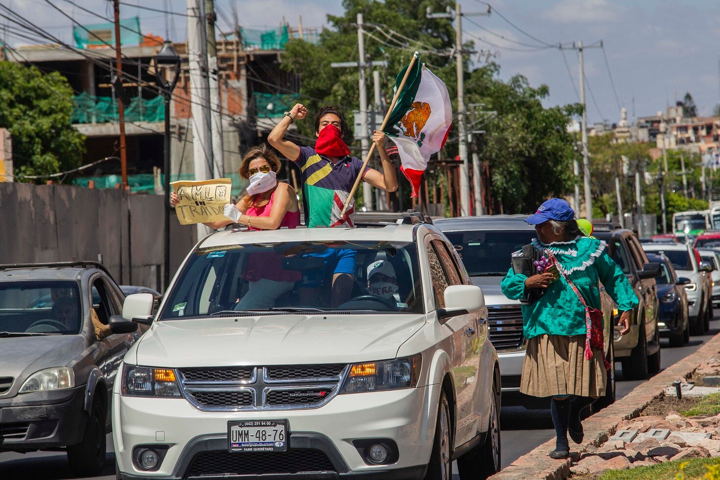 ¡AMLO, vete ya! Salen a protestar a bordo de autos de lujo, en Querétaro