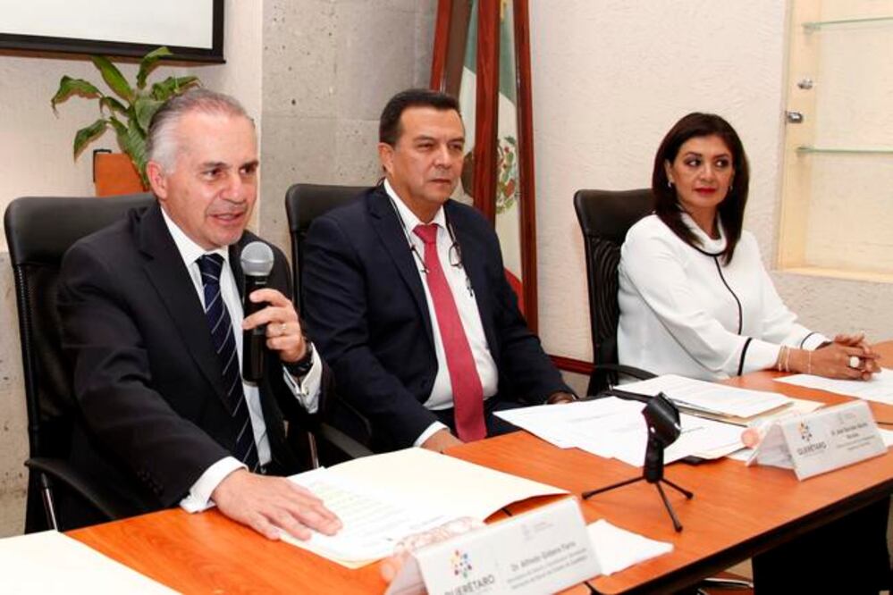 El secretario de Salud de Querétaro, Alfredo Gobera Farro, señala que el porcentaje de vacunación en Querétaro es cercano a 100%, por lo que los riesgos de contagiarse de sarampión son mínimos. (GUILLERMO GONZÁLEZ. EL UNIVERSAL)