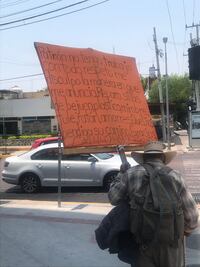 Video. Abuelito busca trabajo en Querétaro; repara sillas