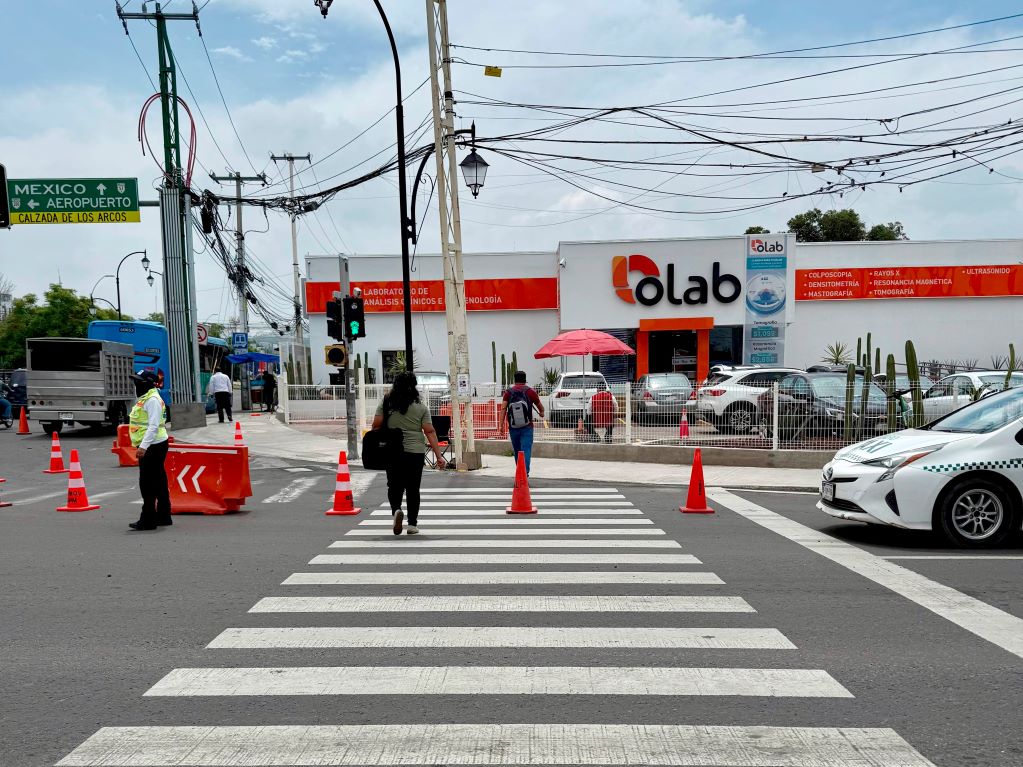 Refuerzan seguridad vial en el cruce de Bernardo Quintana y Los Arcos
