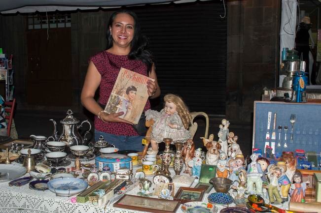 Karina Ruiz, es la fundadora de "La Carreta", un bazar en el que comercializan muñecas, vajillas, tazas, revistas de hace unas décadas y más. / Foto: Mitzi Olvera