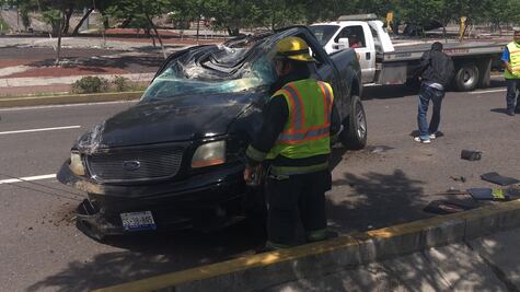 Choque provoca volcadura en paseo de la República