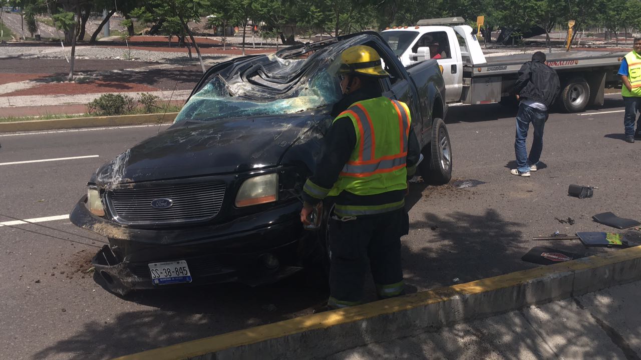 Choque provoca volcadura en paseo de la República