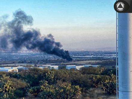 Se incendian bodegas de plástico en el rancho El H, Querétaro 