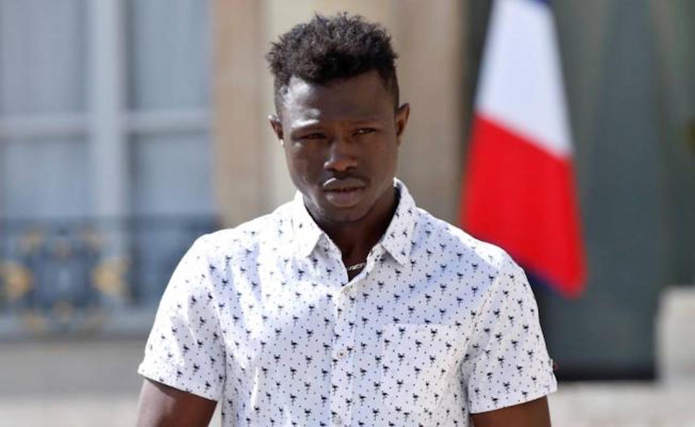 Mamoudou Gassama escaló cuatro pisos para salvar a un bebé en París Foto:AP