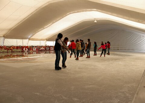 Inauguran pista de hielo