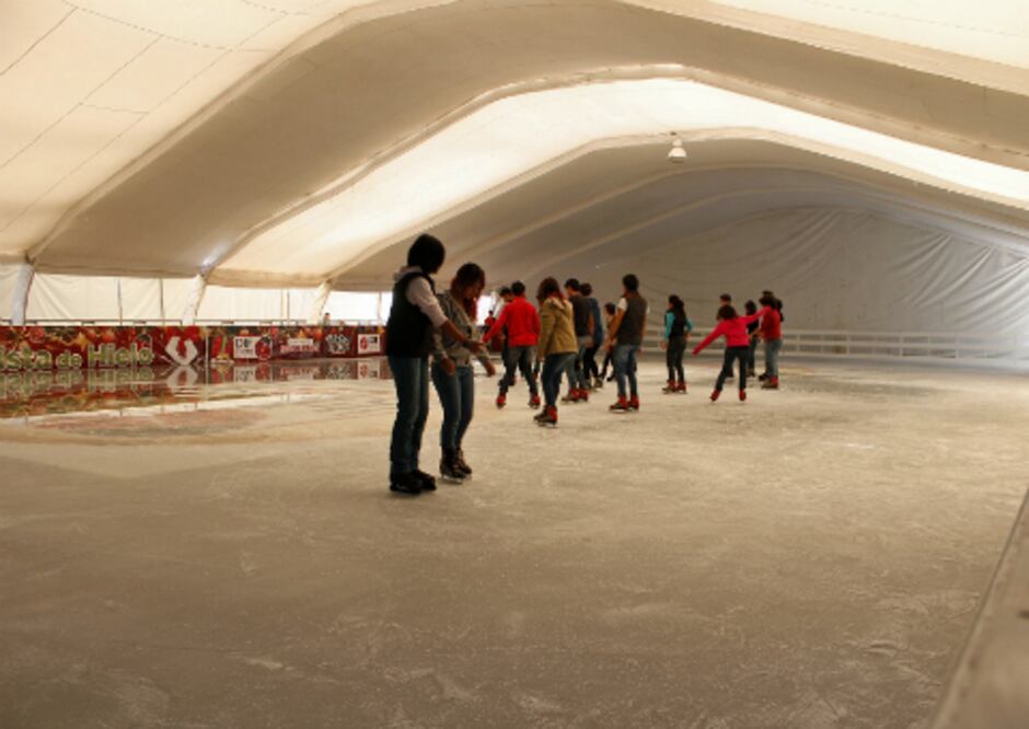 Inauguran pista de hielo