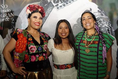 Entre selfies, Yalitza regresa feliz a su tierra