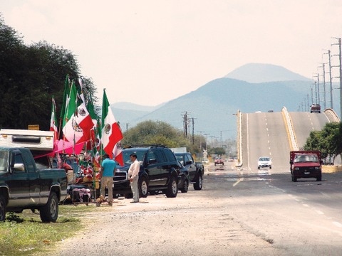 En riesgo, locatarios al lado de carreteras