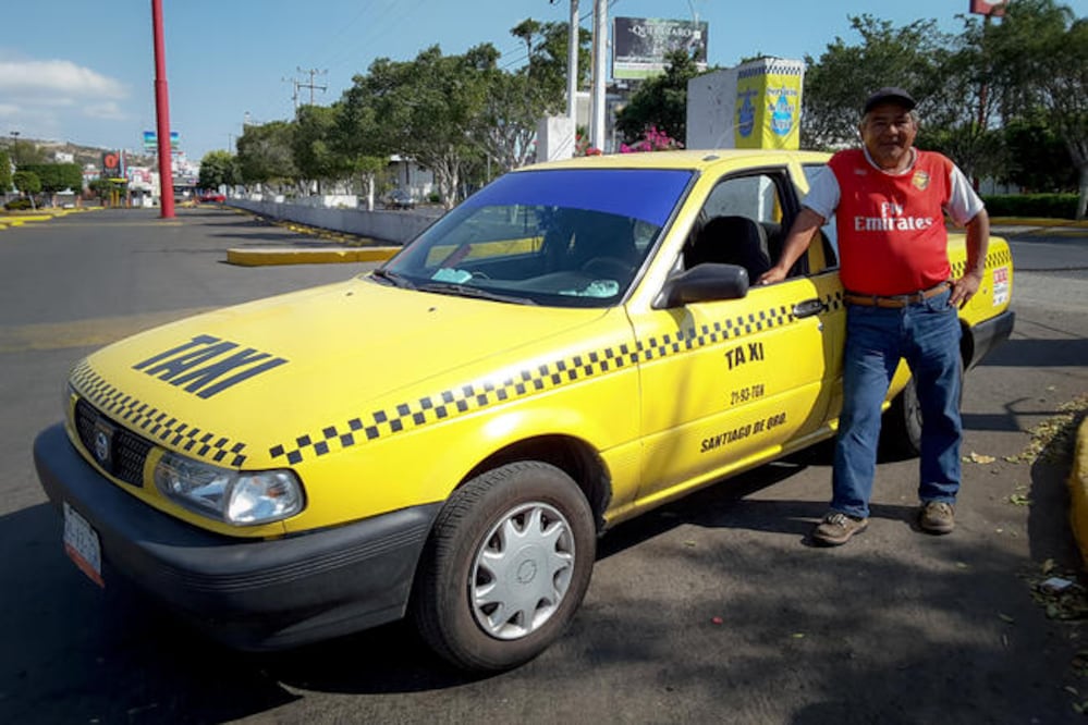 Andrés trabajó este 1 de enero en su taxi y menciona que es una época alta por las fiestas (RICARDO LUGO. EL UNIVERSAL)