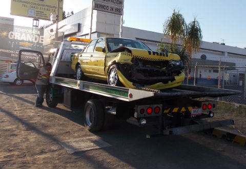 Taxi impacta tráiler