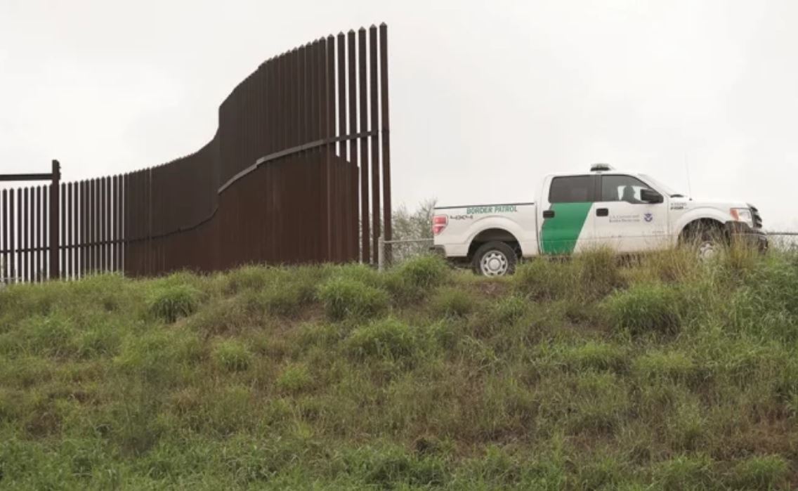 Migrantes desisten de asilo en EU por “larga lista de espera”