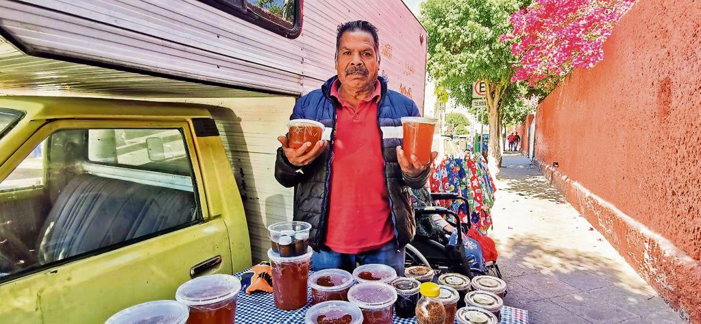 Saúl es amigo de las abejas, produce miel y sus derivados