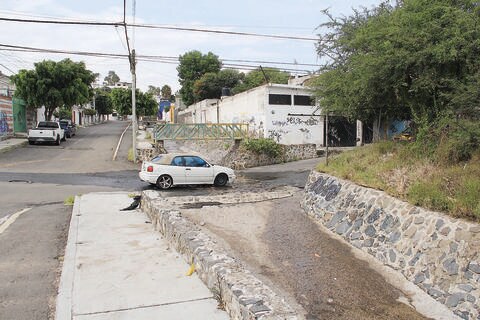 Recomienda delegado dos puentes en desagüe peligroso