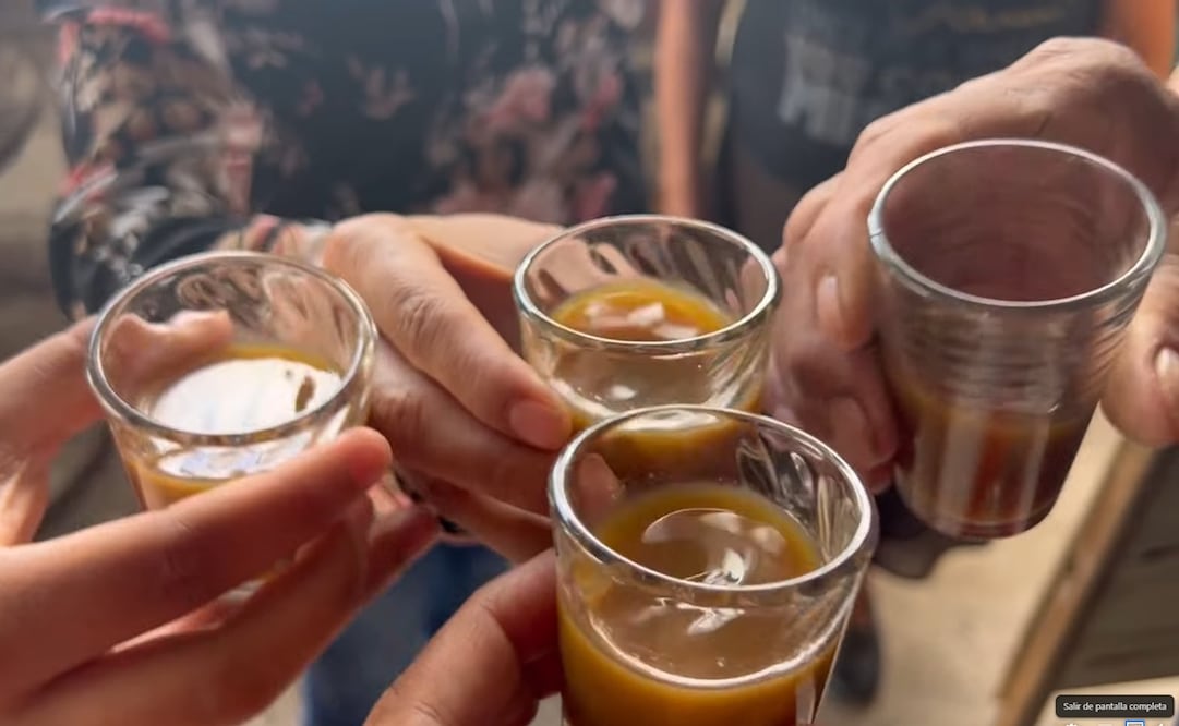 Conoce el charape, bebida tradicional de Querétaro fermentada con piloncillo y especias. Patrimonio cultural que se bebe con respeto y se prepara con orgullo. Foto: Pinshi Millennial.