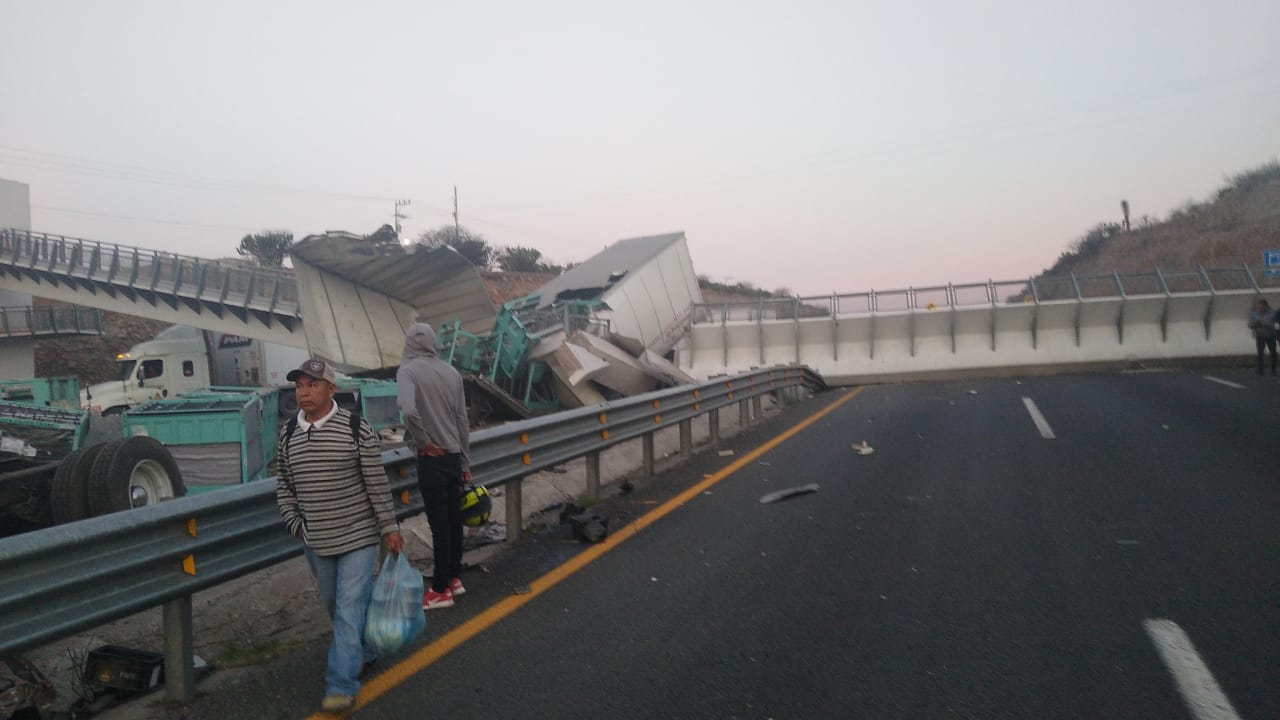 Colapsa puente peatonal en carretera 57; la circulación se encuentra bloqueada