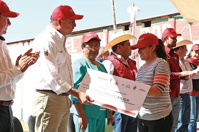 Gobernador entrega apoyos y obras en pueblos indígenas