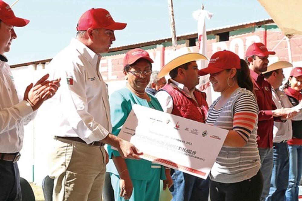 Gobernador entrega apoyos y obras en pueblos indígenas