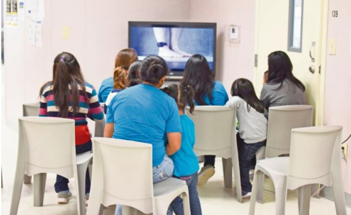 Un centro de detención para madres e hijos migrantes, en Dilley, Texas, al que tuvieron acceso algunos periodistas. Actualmente, alberga a unas mil 200 madres y menores de uno a 17 años. Foto: AP
