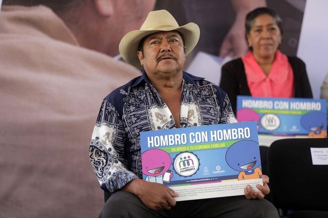 Distribuye FDS apoyos a habitantes de Pedro Escobedo