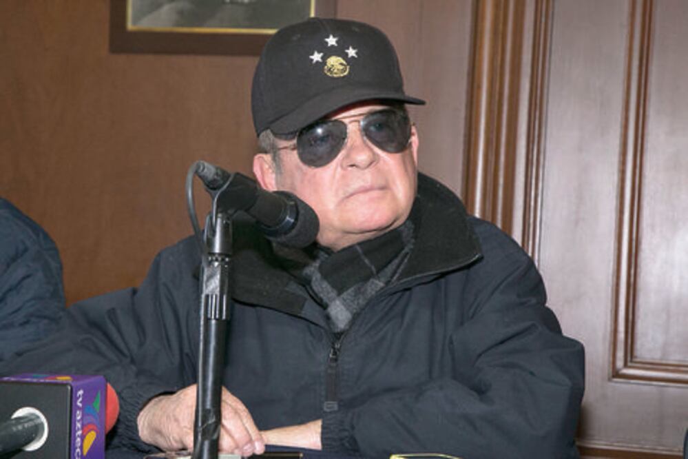 Policías se manifiestan pacíficamente; destituyen de forma simbólica a mando