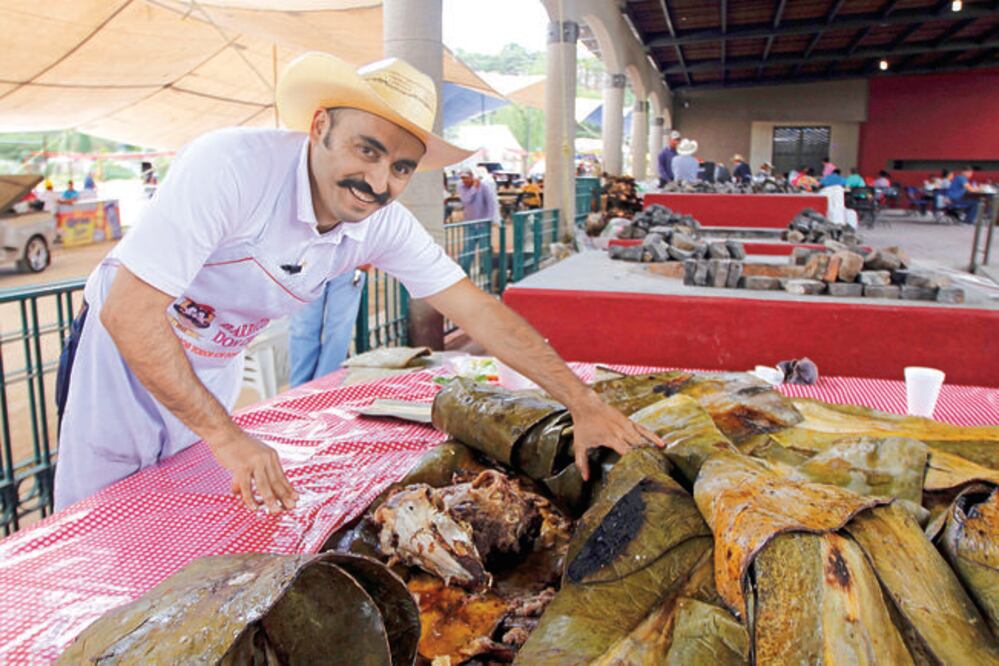 Para preparar el suculento platillo, Iván utiliza un horno con capacidad para cocinar de 12 a 15 borregos por hornada; con ello deleitará a los comensales que llegarán a la fiesta de San Antonio de Padu (CÉSAR GÓMEZ. EL UNIVERSAL)