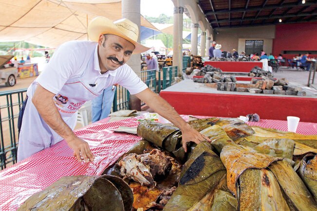 Para preparar el suculento platillo, Iván utiliza un horno con capacidad para cocinar de 12 a 15 borregos por hornada; con ello deleitará a los comensales que llegarán a la fiesta de San Antonio de Padu (CÉSAR GÓMEZ. EL UNIVERSAL)