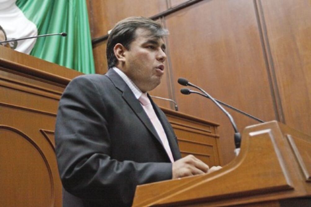 Acepta error en grado de estudios