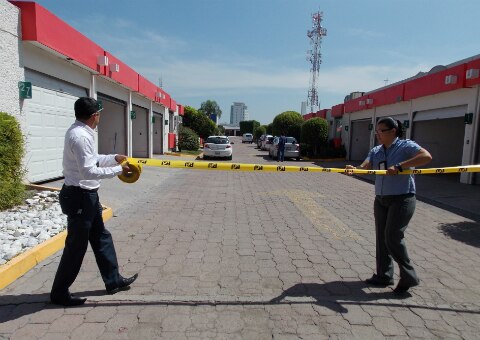 Hallan a mujer muerta dentro de motel