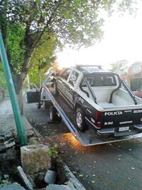 Patrulla choca contra luminaria