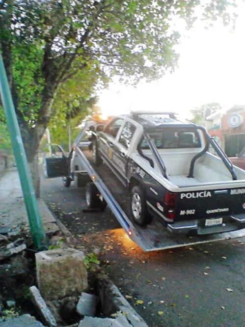 Patrulla choca contra luminaria