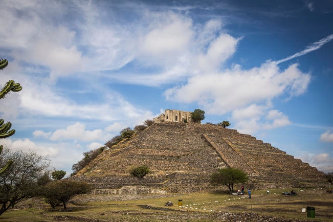 Hasta el momento, según la delegación estatal del INAH, no han encontrado mayores hallazgos en la faldas del cerro, donde se hicieron pozos de sondeo para asegurarse de que no se dañen las piezas nuevas (ARCHIVO. EL UNIVERSAL)