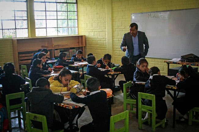 Con “Pin parental”, PES busca controlar la educación de niños