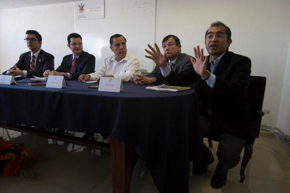 Al terminar de firmar el convenio, Saúl García exigió a la autoridad universitaria que se le entreguen los bienes y las cuotas sindicales pendientes (ARCHIVO. EL UNIVERSAL)