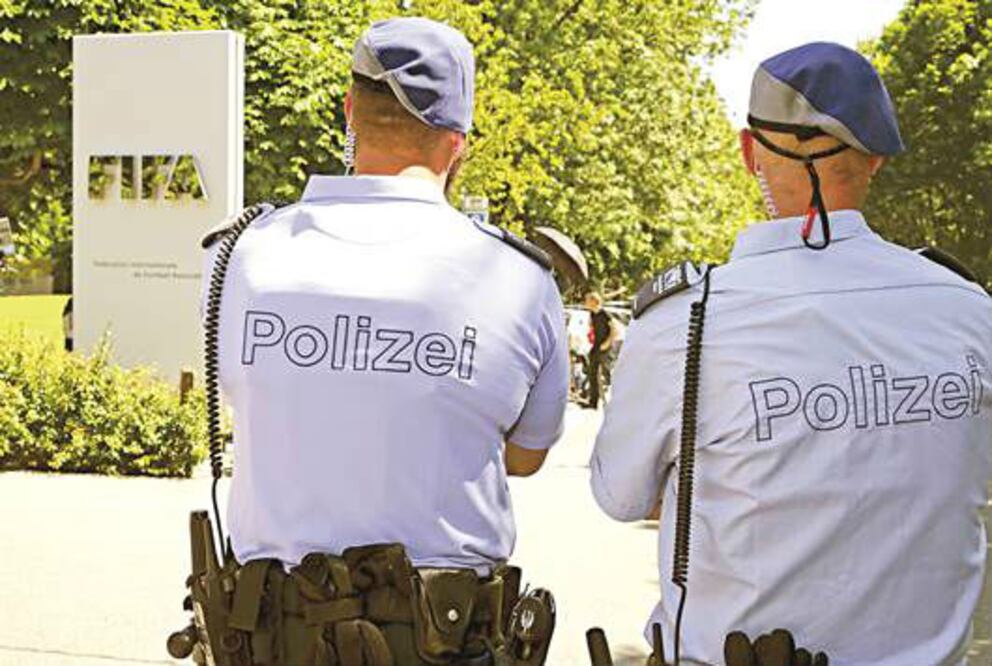 Interpol lanza alerta roja y va tras Warner