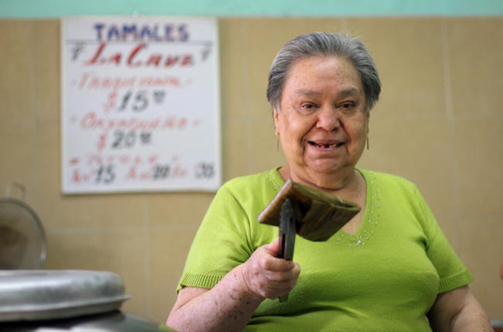 Ana María Paulín elaboró su propia receta, “oaxaqueño ranchero”, son de mole con pollo, salsa verde con pollo, y el de morita con costilla de cerdo, de gran aceptación entre el público. (FOTOS: LUIS SÁNCHEZ. EL UNIVERSAL)
