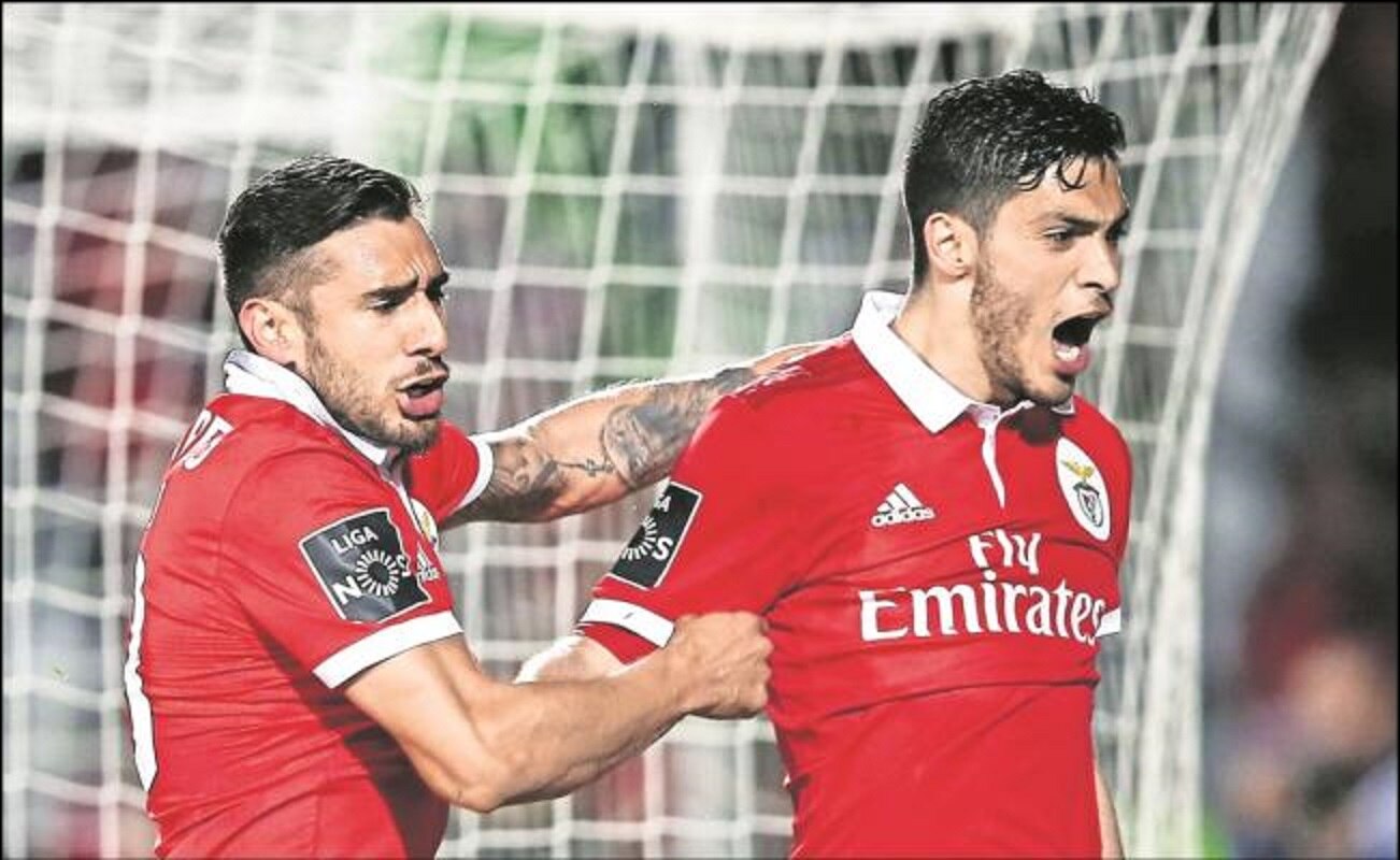 Raúl Jiménez es nombrado MVP en Portugal