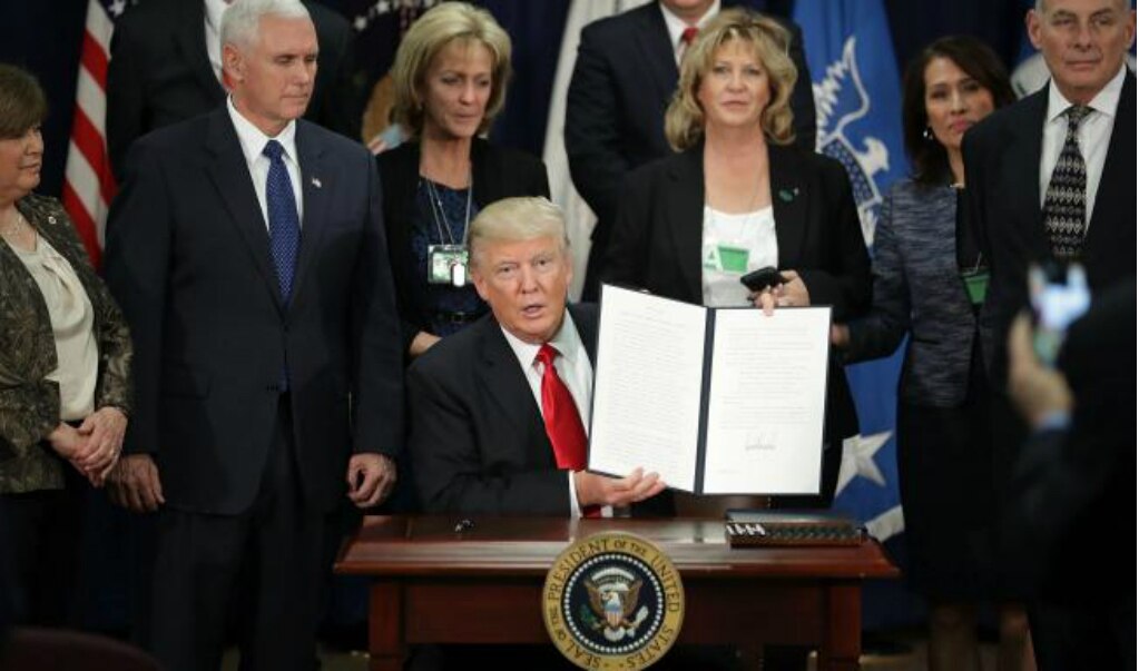 Firma Trump orden ejecutiva para construir muro con México
