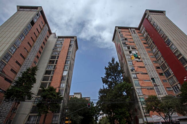 Daños de la unidad Morelos, en la colonia Doctores. Contadores plantean agilizar la reconstrucción retirando topes a los donativos (CAMILA MATA. EL UNIVERSAL)